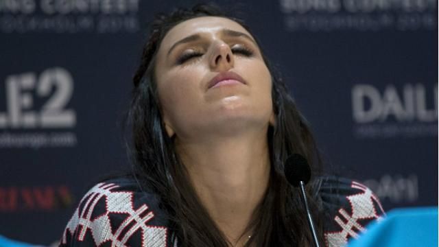 Біля нашого дому у Криму чергують російські журналісти, — Джамала Біля нашого дому у Криму чергують російські журналісти, — Джамала