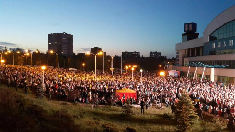 Километровые очереди, новые песни и невероятный настрой: Мариуполь отрывается под Океан Эльзы
