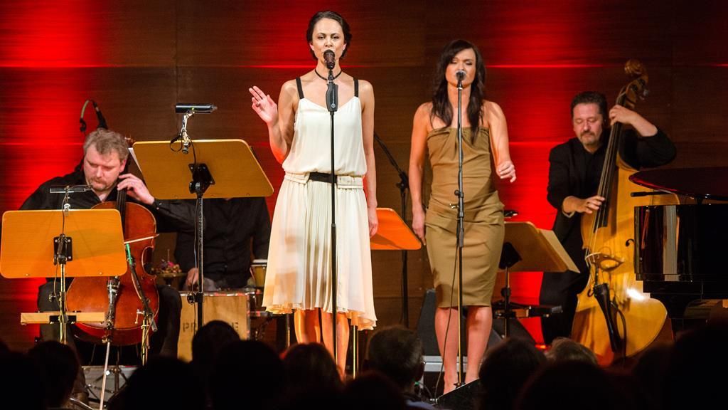 Жена Кличко благодаря продюсеру Tokio Hotel представила альбом в Германии Жена Кличко благодаря продюсеру Tokio Hotel представила альбом в Германии