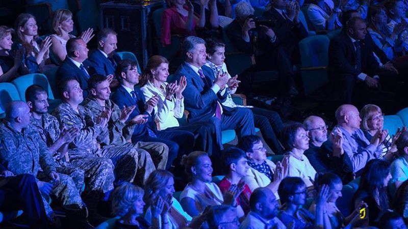 Порошенко с женой пришли послушать Джамалу: появились фото Порошенко с женой пришли послушать Джамалу: появились фото