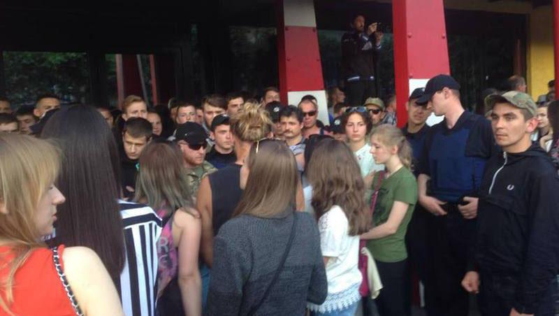 Во Львове заблокировали концерт Макса Барских