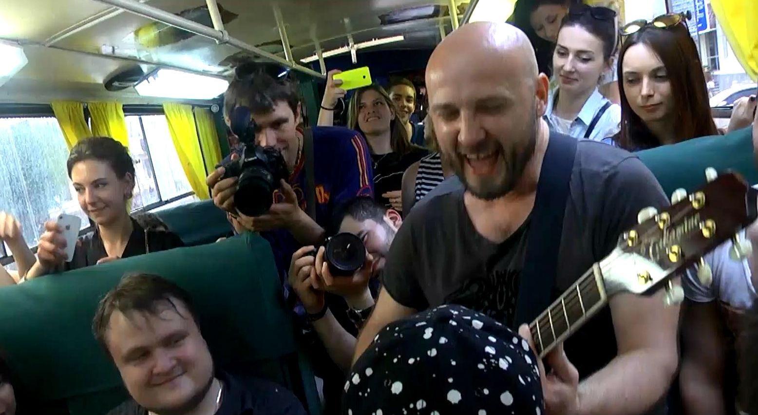 Известная украинская группа собрала фанатов в трамвае