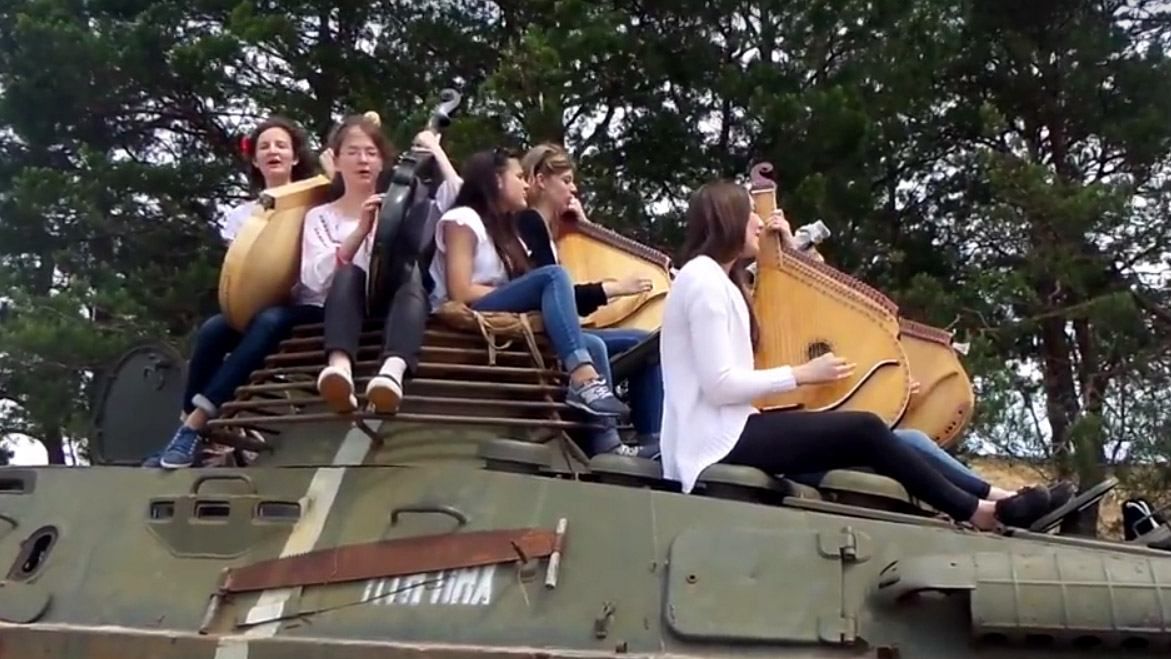 Бандуристки чуттєво заспівали для українських бійців "верхи" на БРДМі Бандуристки чуттєво заспівали для українських бійців "верхи" на БРДМі