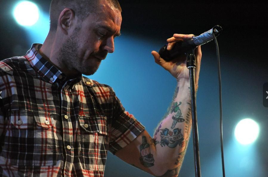 Михалок спел на лестнице после прерванного концерта в Днипре Михалок спел на лестнице после прерванного концерта в Днипре