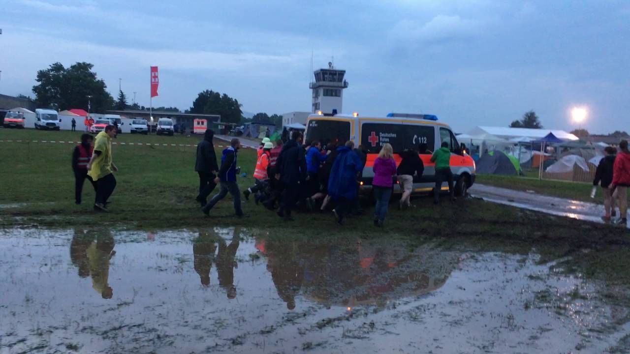 Кілька десятків глядачів вразила блискавка на музичному фестивалі у Німеччині Кілька десятків глядачів вразила блискавка на музичному фестивалі у Німеччині