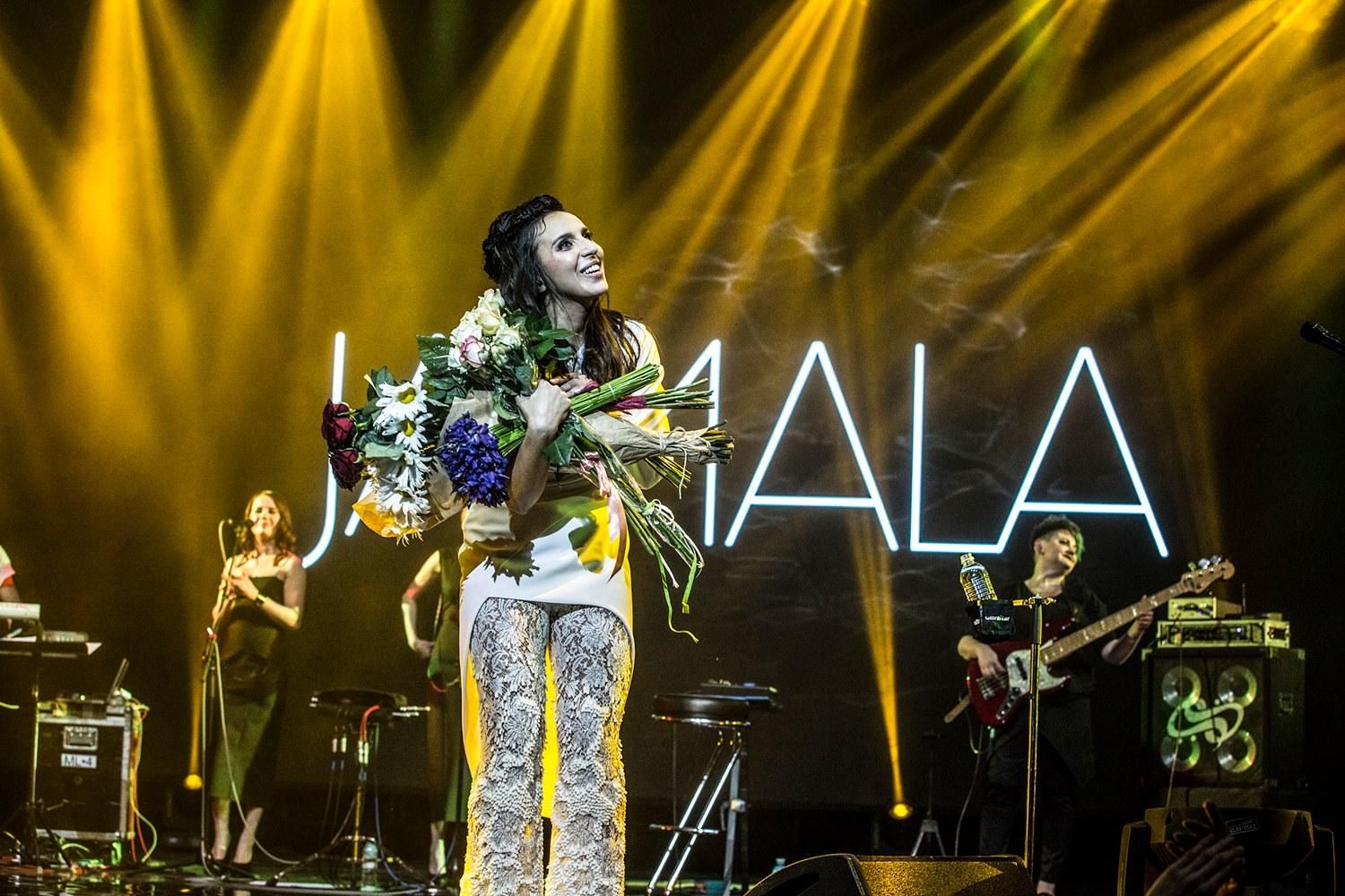 Джамала чувственно спела народную песню в дуэте с монахом в Литве Джамала чувственно спела народную песню в дуэте с монахом в Литве