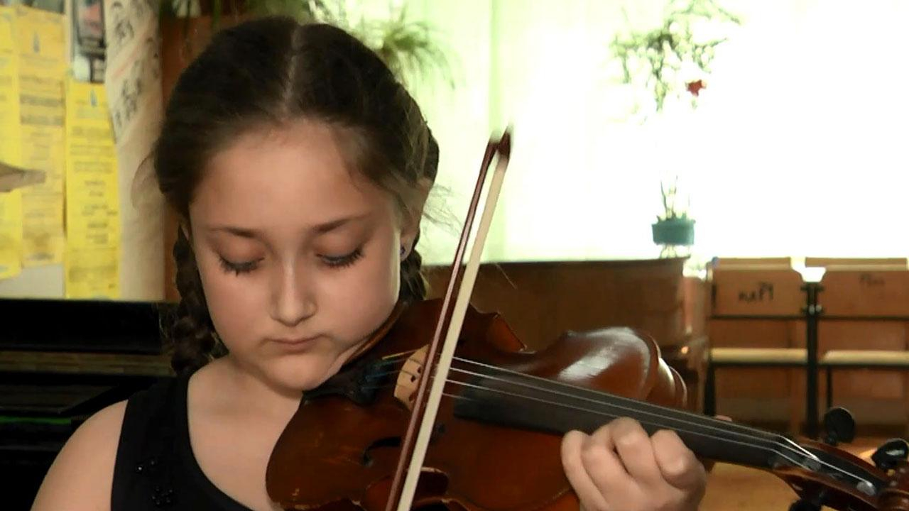 Як маленька українка зі скрипкою підкорює велику сцену Як маленька українка зі скрипкою підкорює велику сцену