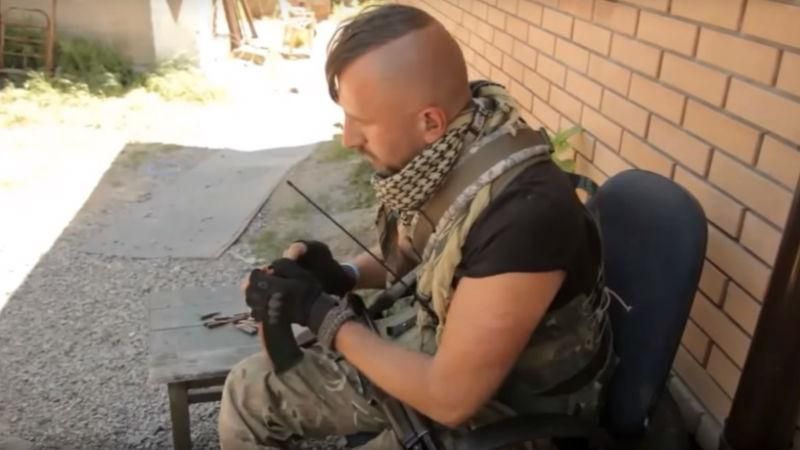 Відео дня. Боєць Василь Сліпак співає, заряджаючи автомат Відео дня. Боєць Василь Сліпак співає, заряджаючи автомат