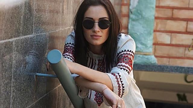 Украинская певица устроила фотосессию под Радой Украинская певица устроила фотосессию под Радой