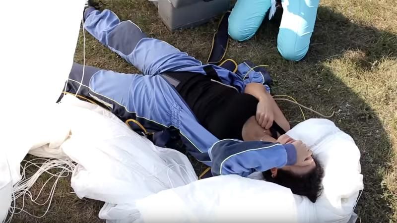 Настя Каменских показала болезненное видео неудачного прыжка с парашютом