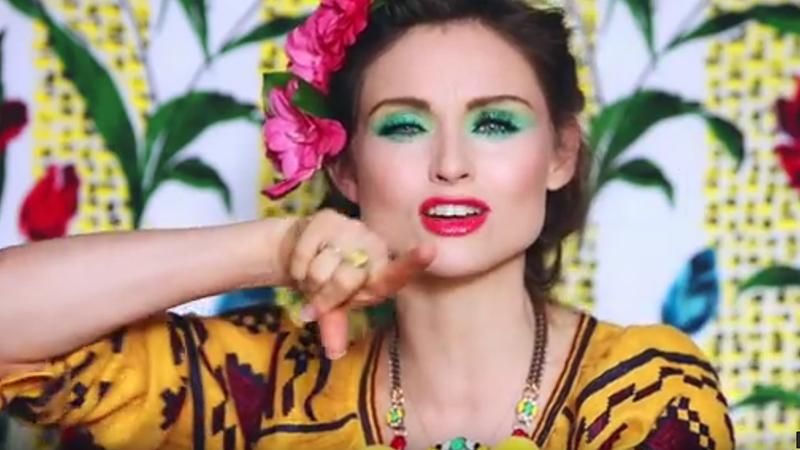 Відома британська співачка приміряла вишиванку у новому кліпі Відома британська співачка приміряла вишиванку у новому кліпі