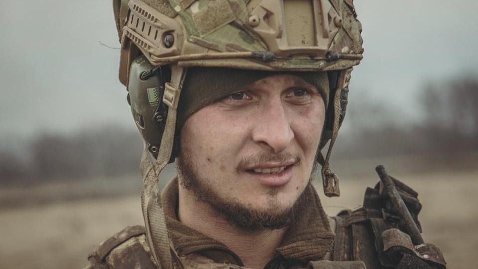 Воин АТО зажег сеть танцем в полном снаряжении Воин АТО зажег сеть танцем в полном снаряжении