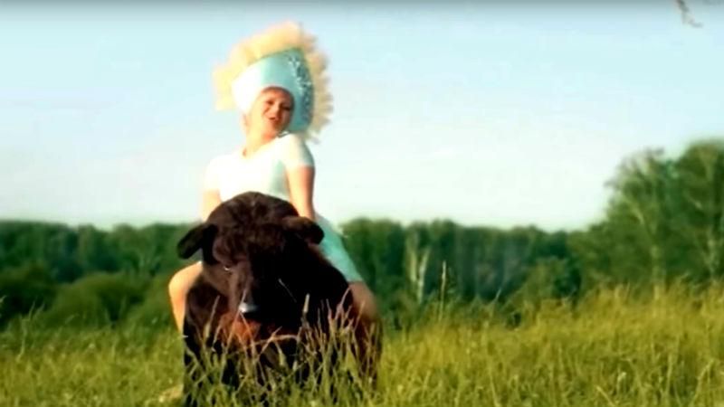 Кліп, що виносить мозок – росіянка зробила патріотичне відео про балалайку і "водку"