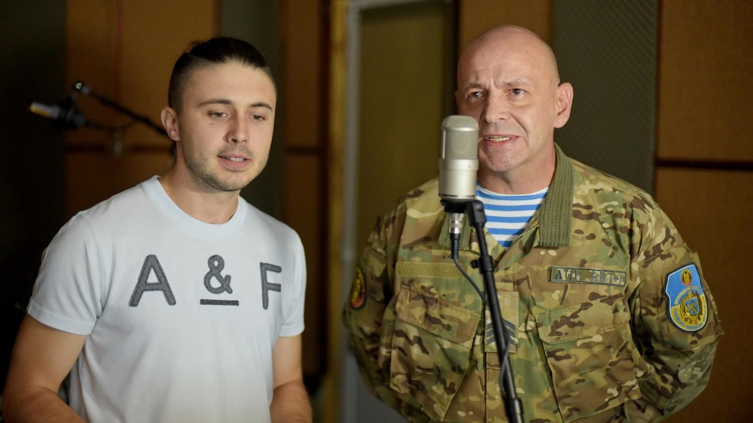 Відомі українські музиканти разом з бійцями АТО заспівали #ПісніВійни: спів, який проймає душу