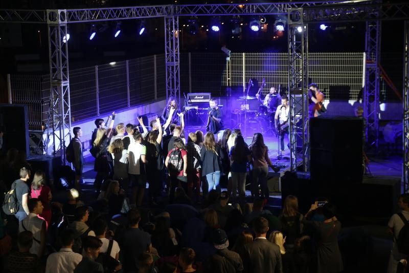 На даху київського універмагу відгримів рок-концерт На даху київського універмагу відгримів рок-концерт