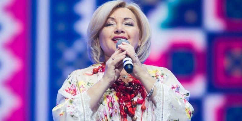 Кума Порошенка заспівала пісню про цинізм навколо війни Кума Порошенка заспівала пісню про цинізм навколо війни