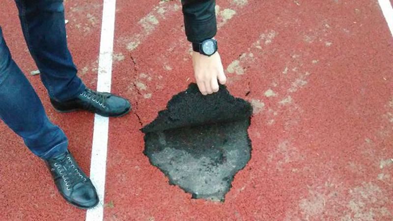 Фанати "Океану Ельзи" знищили покриття стадіону на 11 тисяч Фанати "Океану Ельзи" знищили покриття стадіону на 11 тисяч