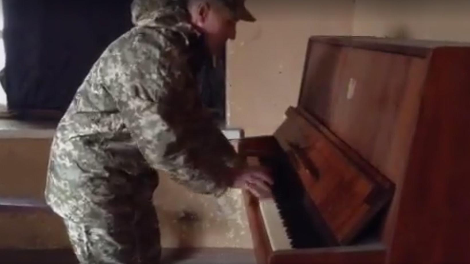 Видео дня: как боец в зоне АТО развлекает собратьев