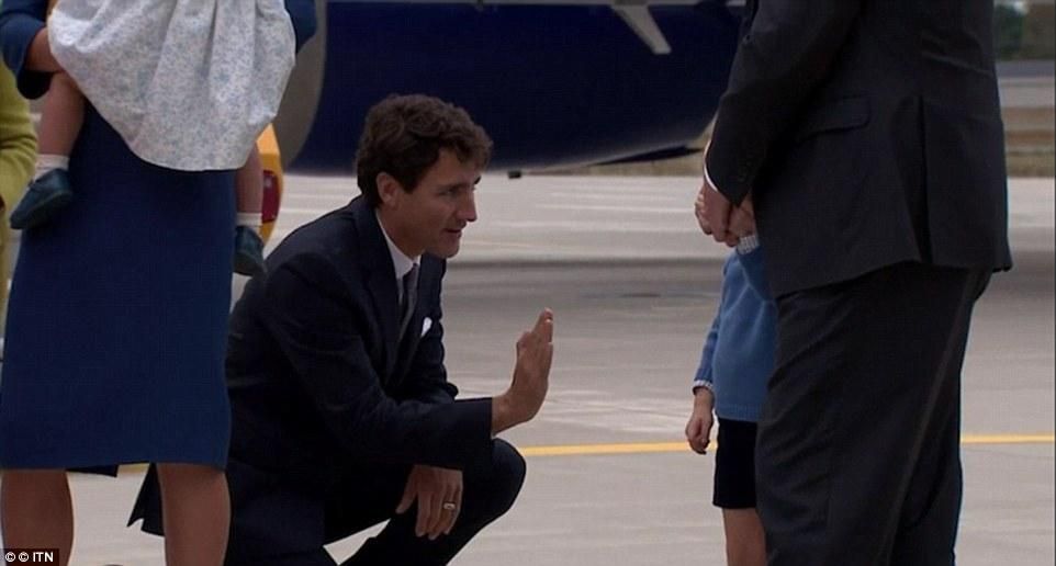 Принц Джордж вдруге не дав "п’ять" канадцю: з’явилось фото Принц Джордж вдруге не дав "п’ять" канадцю: з’явилось фото