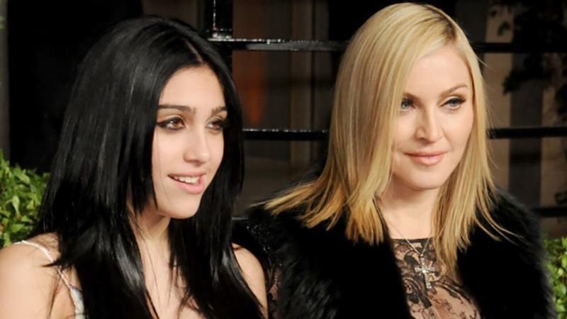 19-летняя дочь Мадонны показала на вечеринке обнаженную грудь (18+)