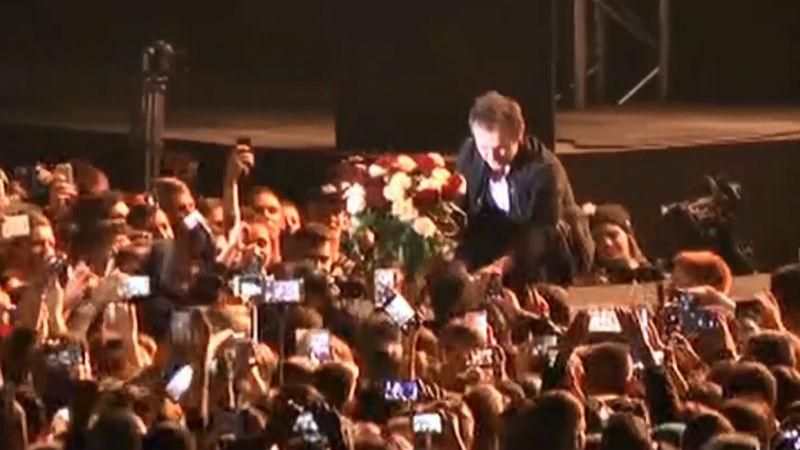 Хлопець запропонував одружитися коханій на концерті "Океану Ельзи" Хлопець запропонував одружитися коханій на концерті "Океану Ельзи"