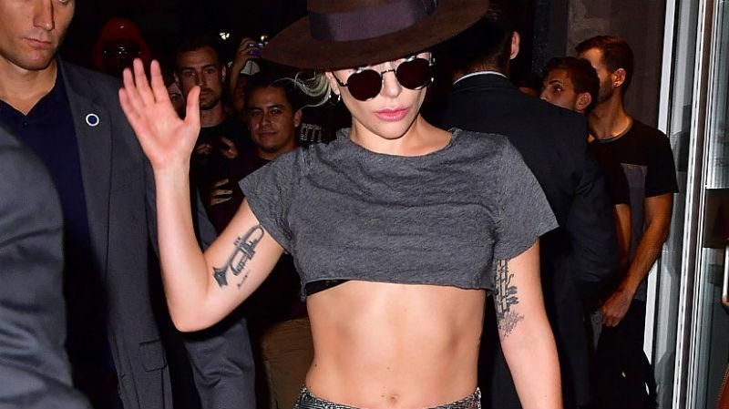 Леди Гага посветила интимным местом, надев шорты без белья