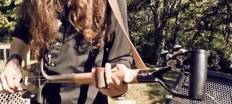 Талантливый музыкант сделал полноценную гитару из лопаты