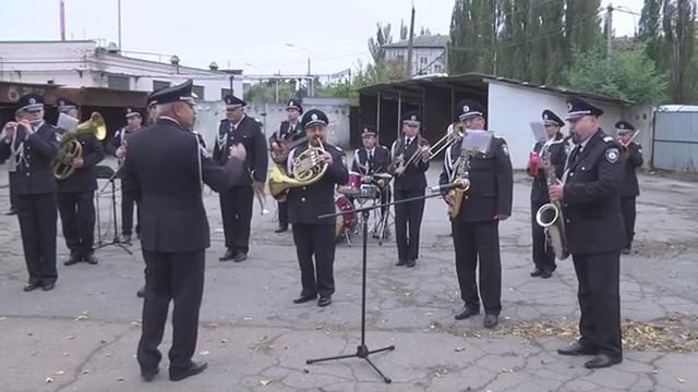 Оркестр поліції оригінально привітав захисників піснею Цоя Оркестр поліції оригінально привітав захисників піснею Цоя