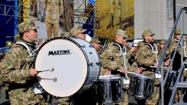 Военный оркестр сыграл зажигательные песни Мадонны и Тимберлейка в Киеве