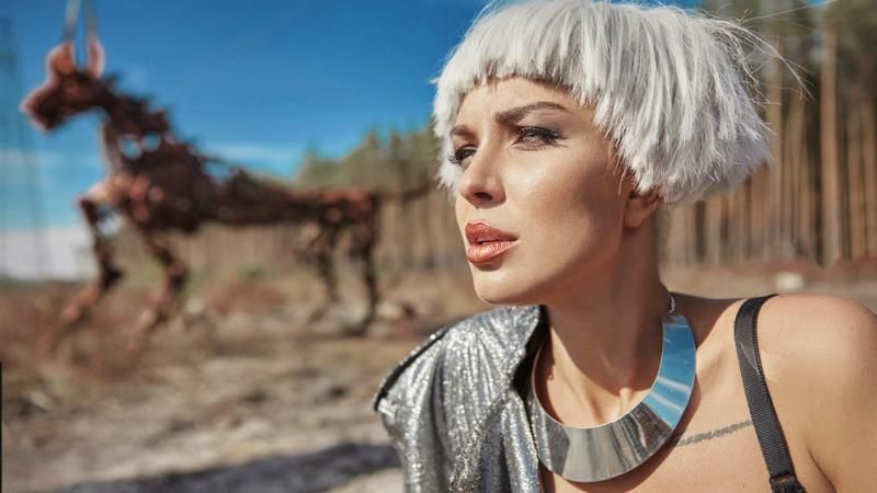 Наречена Лещенка у шкірі і металі попозувала на фоні залізних монстрів Наречена Лещенка у шкірі і металі попозувала на фоні залізних монстрів