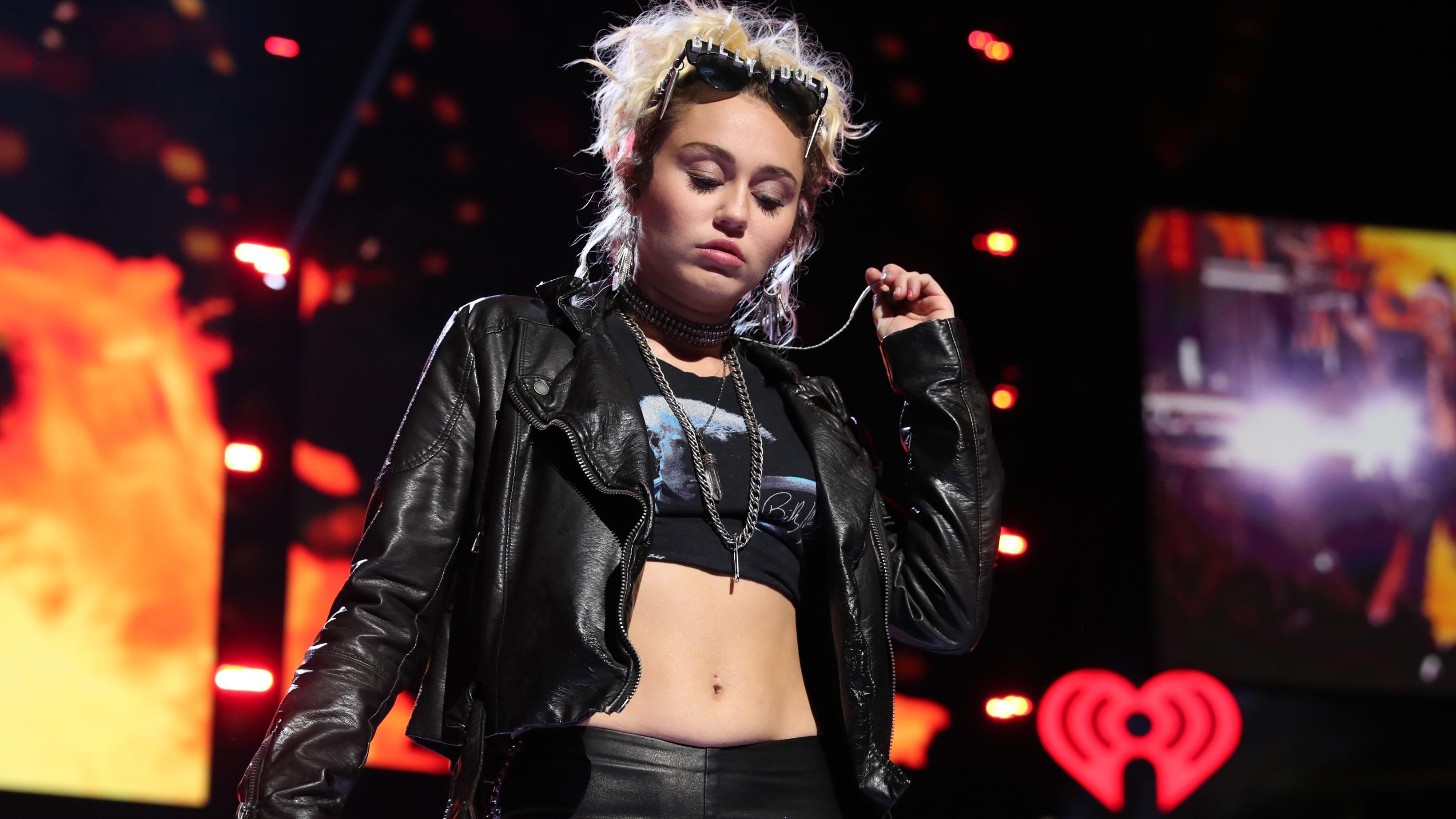 Эпатажная Майли Сайрус, которая поддерживала Клинтон, разрыдалась из-за победы Трампа Эпатажная Майли Сайрус, которая поддерживала Клинтон, разрыдалась из-за победы Трампа