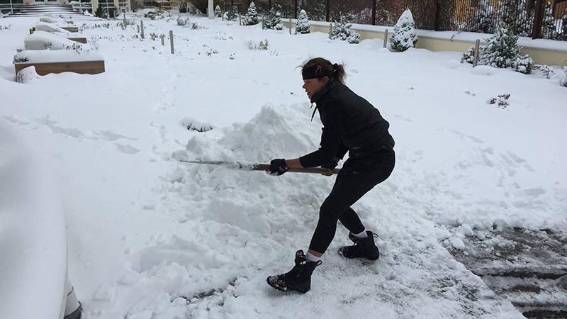 Українська співачка показала, як власноруч боролася із снігопадом 