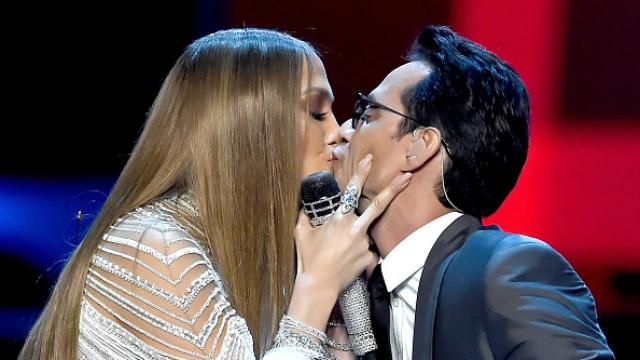 Джей Ло поцеловала бывшего: он "отомстил" ей флэшмобом в соцсетях