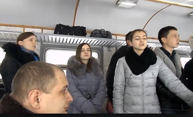 Студенти виконали у поїзді зворушливу пісню про Україну