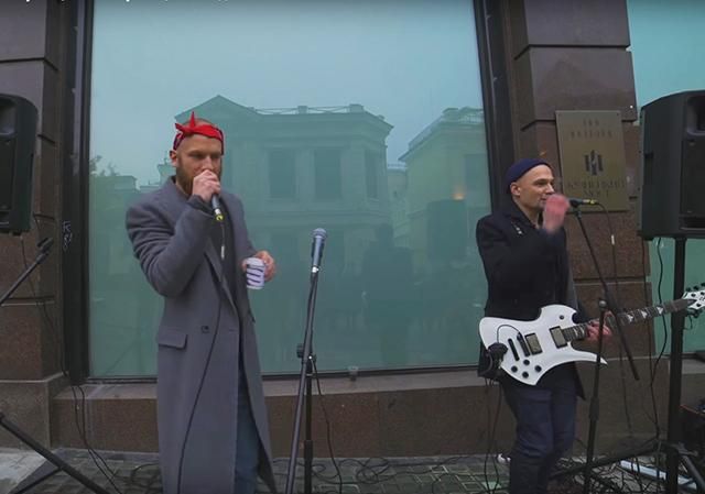 Український співак виступив на вулиці в Москві