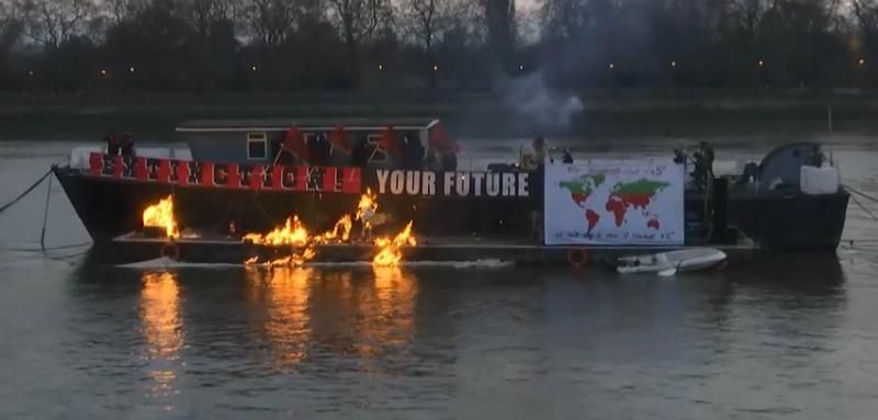 В Лондоні спалили артефакти Sex Pistols вартістю 6 мільйонів доларів
В Лондоні спалили артефакти Sex Pistols вартістю 6 мільйонів доларів