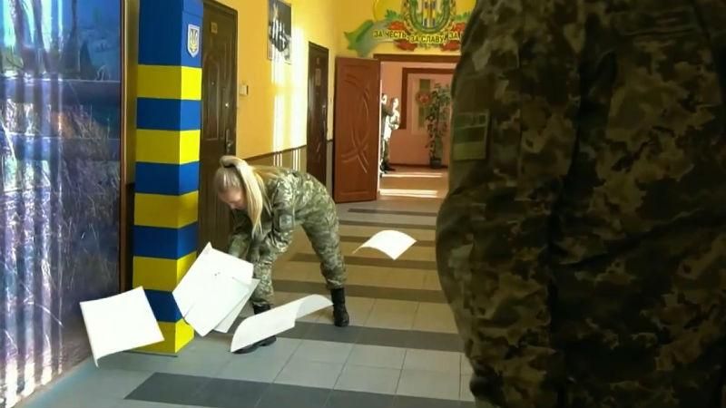 Відомий виконавець та прикордонники ефектно долучилися до Mannequin Challenge Відомий виконавець та прикордонники ефектно долучилися до Mannequin Challenge