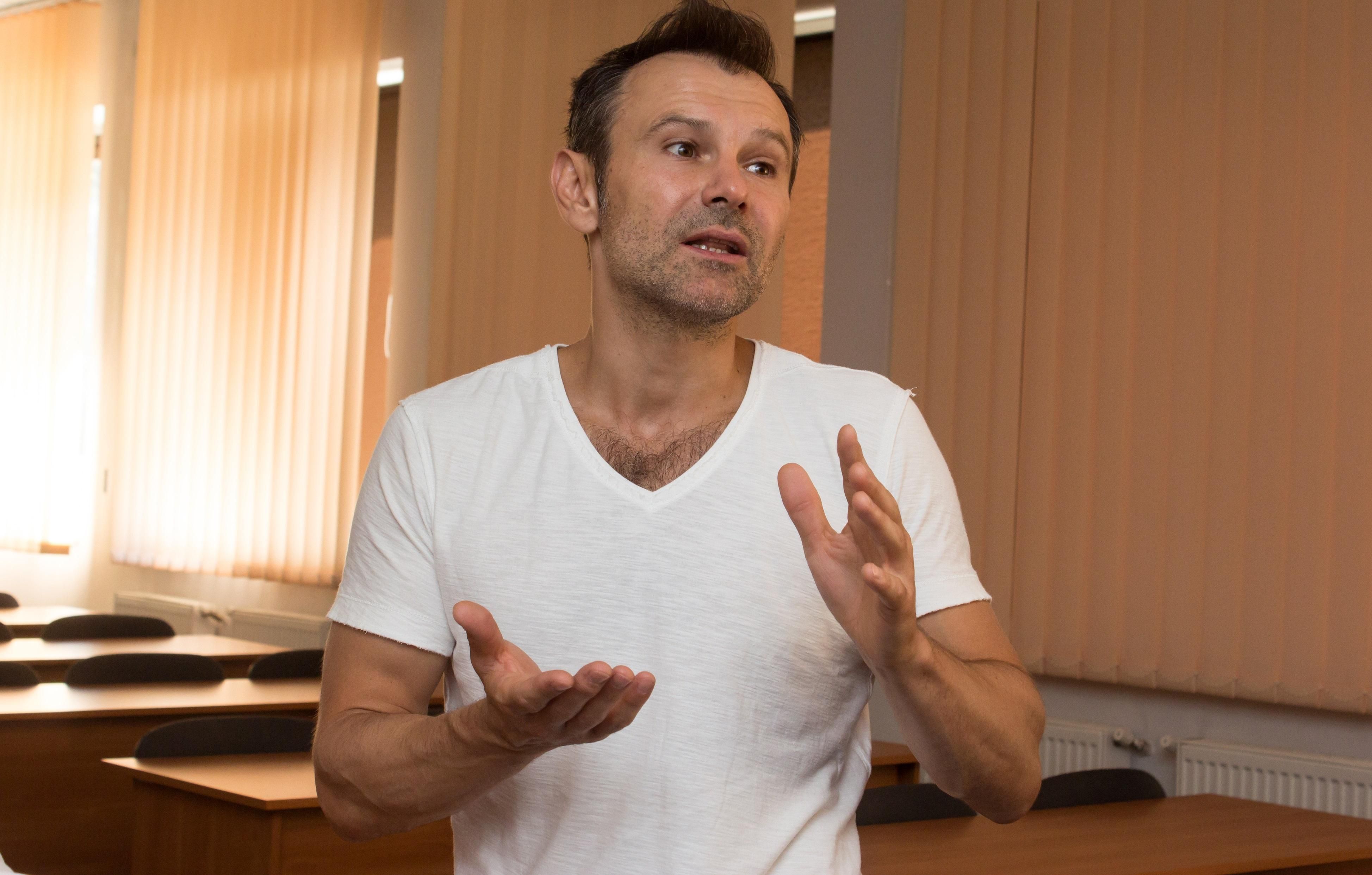 Вакарчук у зверненні закликав українців захищати свої права Вакарчук у зверненні закликав українців захищати свої права