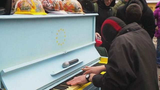 Как во времена Майдана. Пианист в Балаклаве устроил концерт возле Администрации Президента в Киеве
