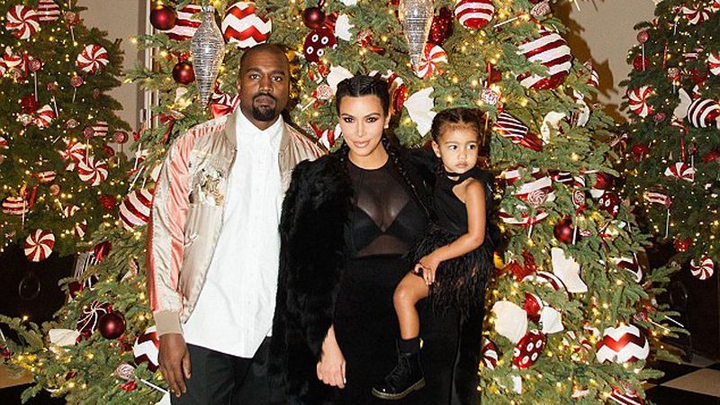 Пшонці навіть не снилося: будинок Кардашьян вражає новорічними масштабами Пшонці навіть не снилося: будинок Кардашьян вражає новорічними масштабами