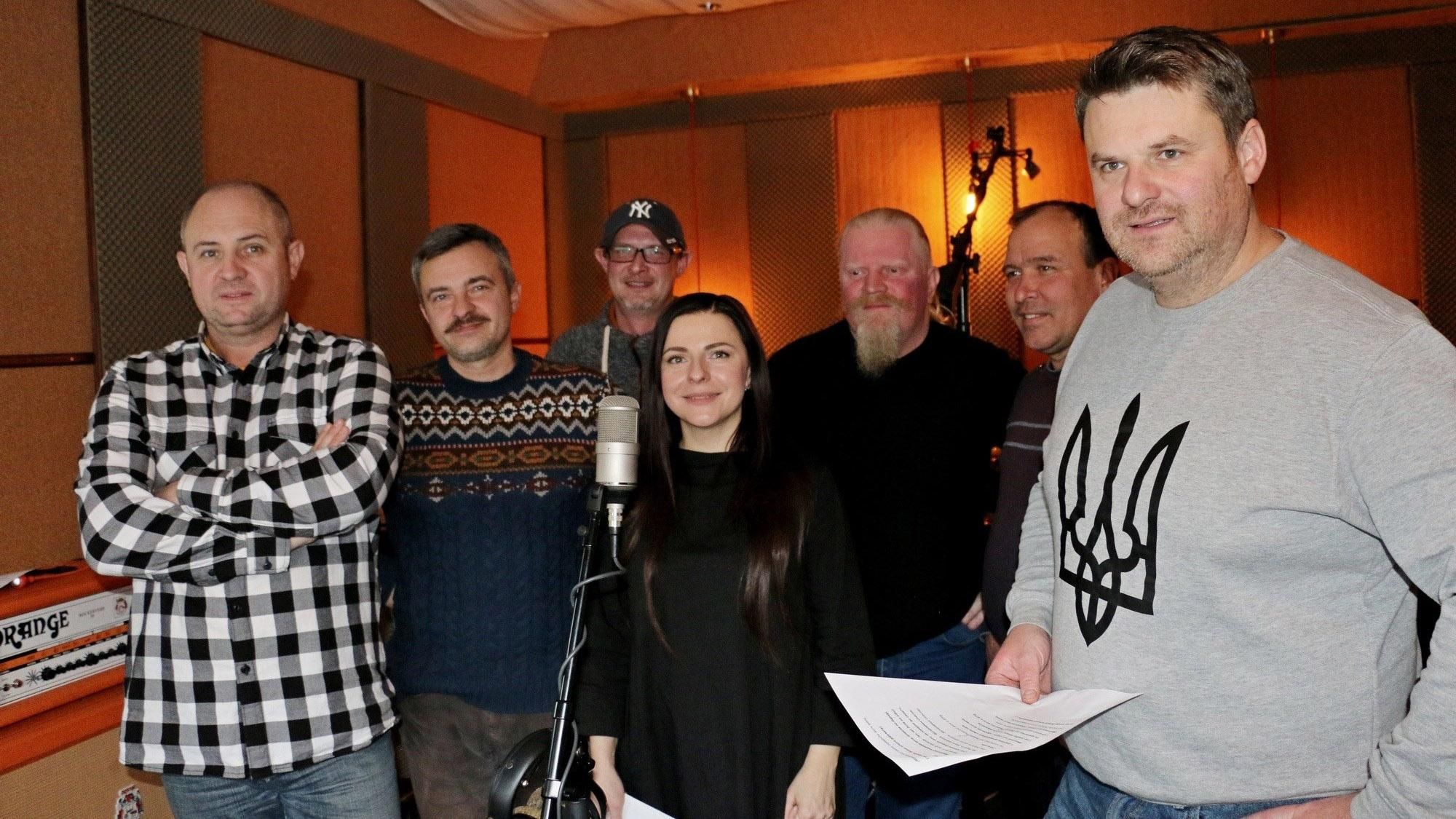 Музиканти та військові записали колядку про війну на Донбасі Музиканти та військові записали колядку про війну на Донбасі