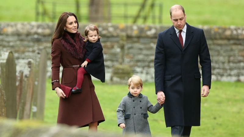 Їхня королівська милість: принц Джордж і принцеса Шарлотта вперше відвідали різдвяну месу