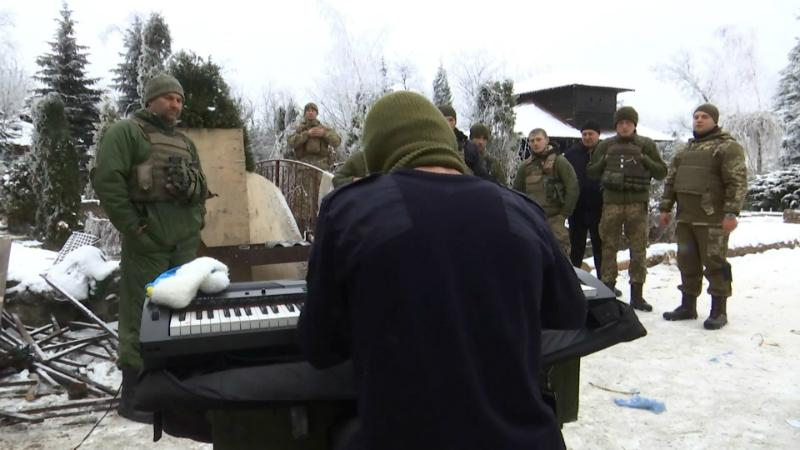 "Пианист-экстремист" посетил с концертом Авдеевку