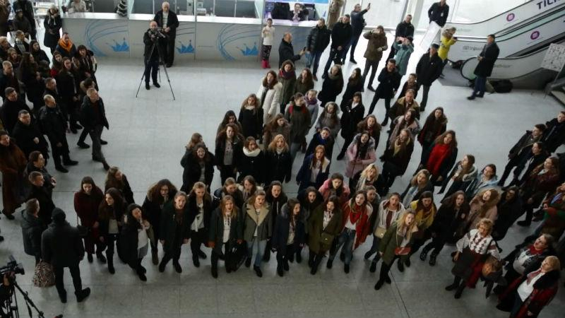 Массовое исполнение самой известной рождественской песни во Львове: появилось видео