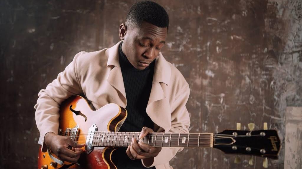 Темношкірий тернополянин написав і виконав україномовний хіт Темношкірий тернополянин написав і виконав україномовний хіт