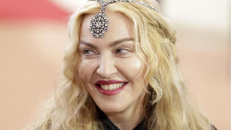 Известная певица усыновит еще двух людей Известная певица усыновит еще двух людей