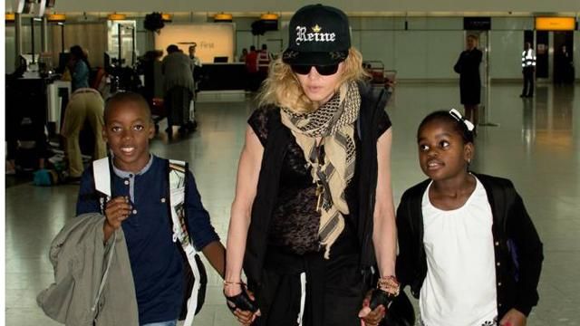 Багатодітна мама: з'явилися перші фото усиновлених дітей Мадонни Багатодітна мама: з'явилися перші фото усиновлених дітей Мадонни