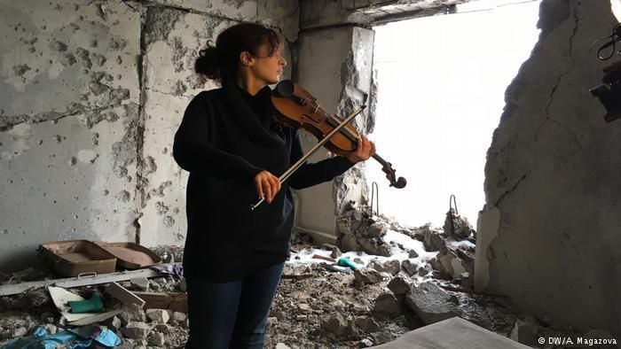 Зворушлива історія скрипальки-емігрантки, яка "лікує душі" на фронті Зворушлива історія скрипальки-емігрантки, яка "лікує душі" на фронті