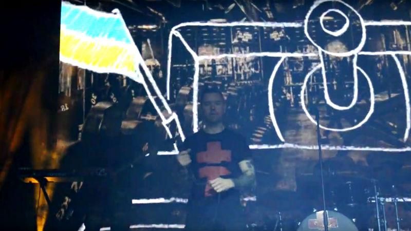 Люди массово упали на колени. На концерте в Беларуси почтили бойцов АТО Люди массово упали на колени. На концерте в Беларуси почтили бойцов АТО