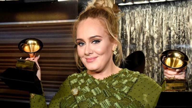 Адель отдала свою престижную награду другой певице Адель отдала свою престижную награду другой певице